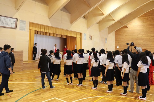 「長野県千曲高校」体育館での撮影場面