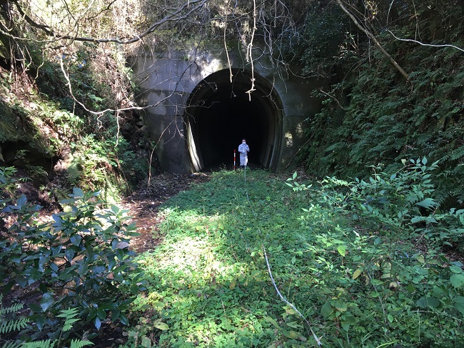 比較的良好な状態で残っている長倉線未成線のトンネルは、鉄道ファンの間で人気。